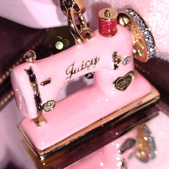 Brand 🆕 Sewing Machine Jewelry - Juicy Couture 💕 🪡 Sewing 🧵 Machine Never Removed From 🎁 NWT